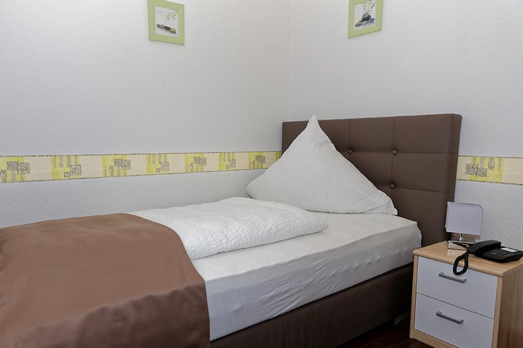 Hotel Huettl - Garni Вормс Номер фото